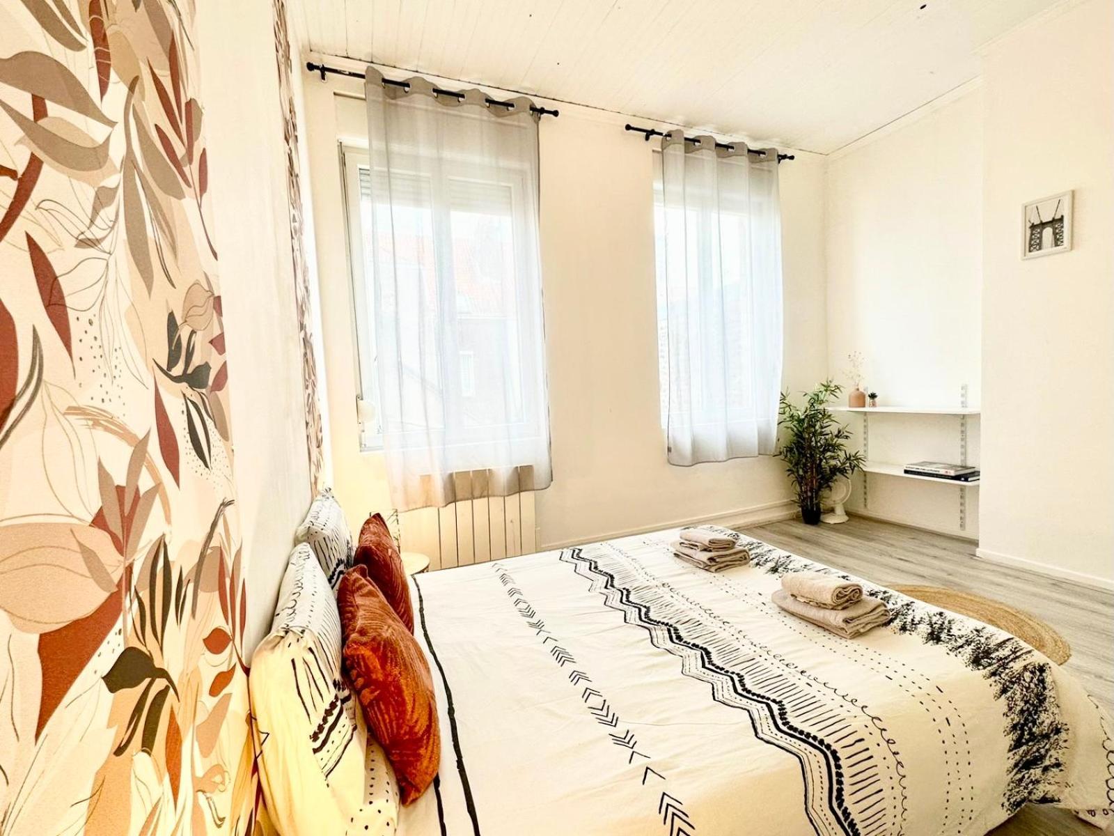 * The Gold Time * Appartement Confort * Centre-Ville كاليه المظهر الخارجي الصورة
